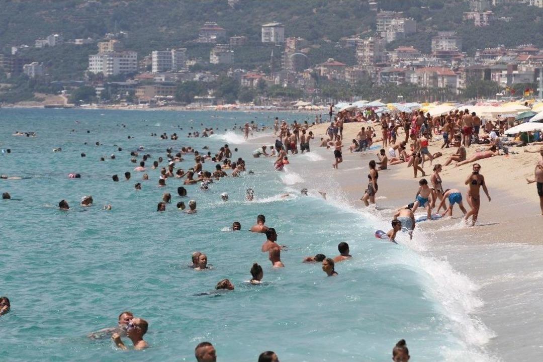 Alanya&rsquo;da Plajlar Tıklım Tıklım