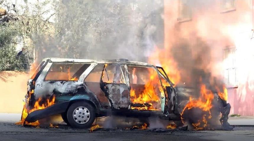 Park Halindeki Otomobil Alev Alev Yandı