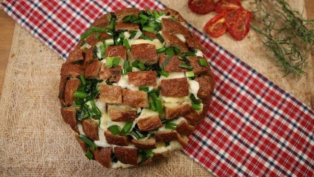 Fırında Soğanlı Kaşarlı Ekmek