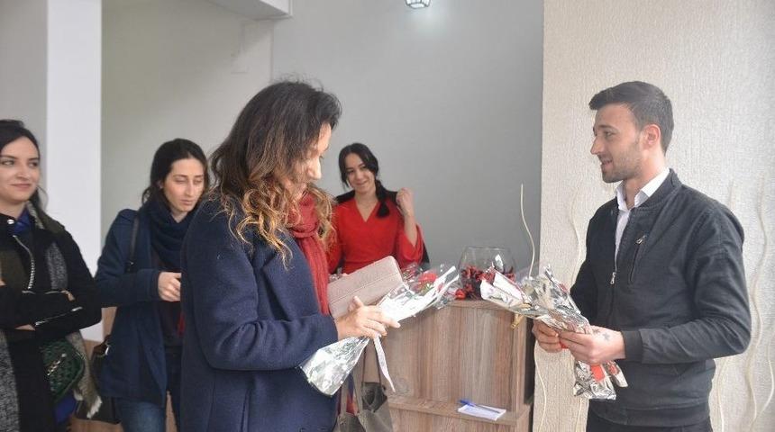 Tüm Bayan Müşterilerine Karanfil Takdim Etti