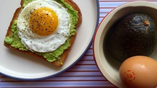 Avokadolu Yumurtalı Ekmek