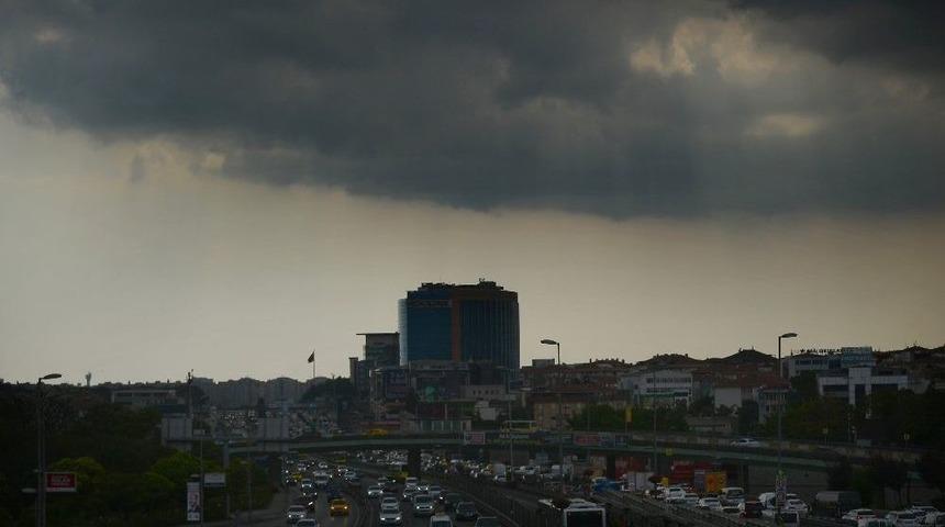 İstanbul&rsquo;u Kara Bulutlar Sardı