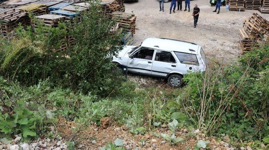 Ters Y&ouml;nde Gelen Tırın Sıkıştırdığı Otomobil Şarampole Yuvarlandı