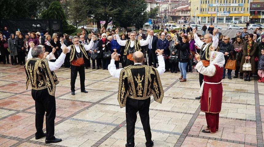 Kastamonulu Kadınlar, Şehit Şerife Bacı Anıtına &Ccedil;elenk Sundu