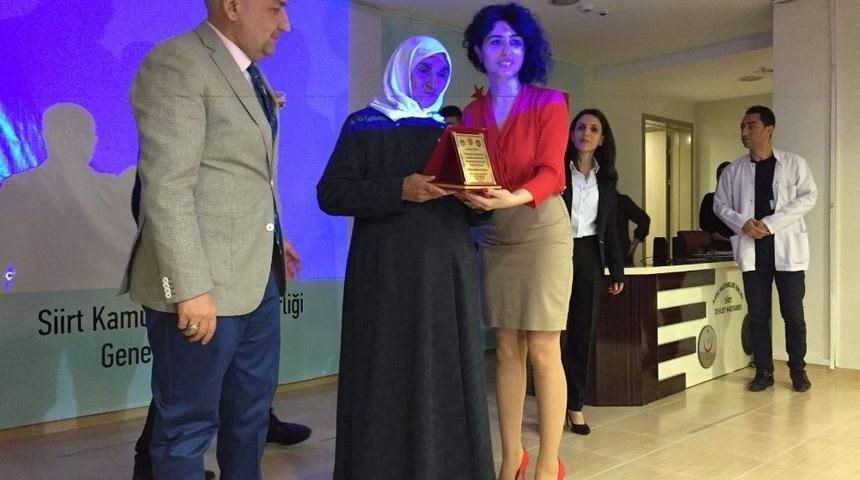 Siirt’te Şehit Annesine Plaket Verildi