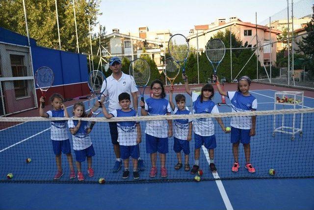Geleceğin Tenisçileri Yunusemre’de Yetişiyor
