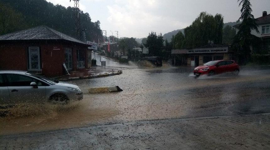 Beykoz Anadoluhisarı&rsquo;nda Su Baskınında S&uuml;r&uuml;c&uuml;ler Ara&ccedil;ta Mahsur Kaldı
