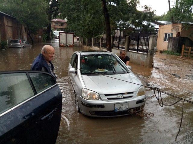 Beykoz Anadoluhisarı’nda Su Baskınında Sürücüler Araçta Mahsur Kaldı