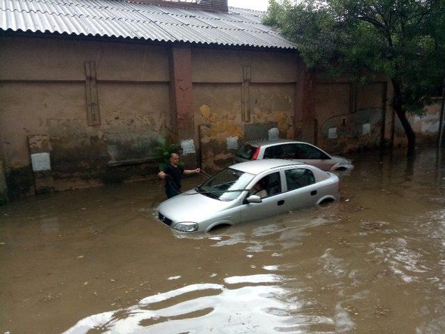 Beykoz Anadoluhisarı’nda Su Baskınında Sürücüler Araçta Mahsur Kaldı