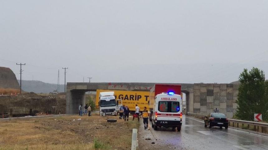 Tosya&rsquo;da Tır Ref&uuml;je &Ccedil;ıktı: 1 Yaralı