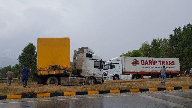 Tosya’da Tır Refüje Çıktı: 1 Yaralı