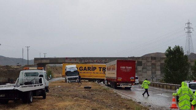 Tosya’da Tır Refüje Çıktı: 1 Yaralı