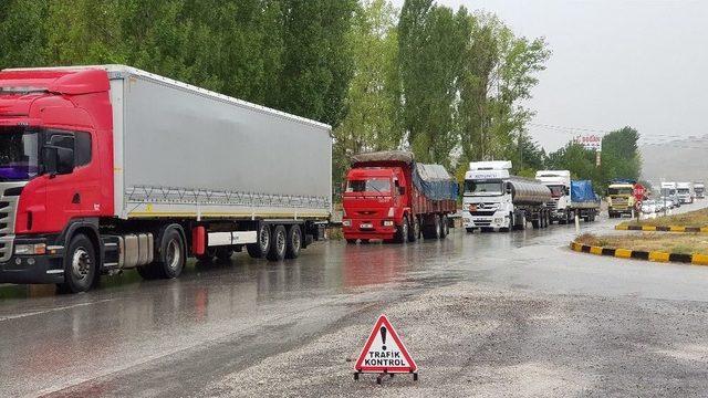 Tosya’da Tır Refüje Çıktı: 1 Yaralı