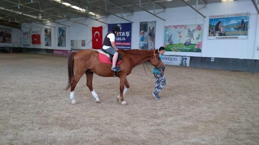 Ey&uuml;psultan&rsquo;ın &Ouml;zel &Ccedil;ocuklarına Atla Terapi