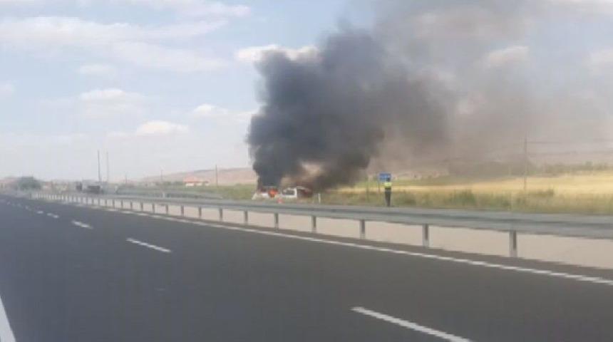 Kaza Yapan Minib&uuml;s Saatler Sonra Alev Alev Yandı