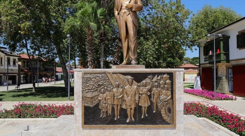 Manavgat Belediyesi&rsquo;nden Side&rsquo;ye R&ouml;lyefli Atat&uuml;rk Anıtı