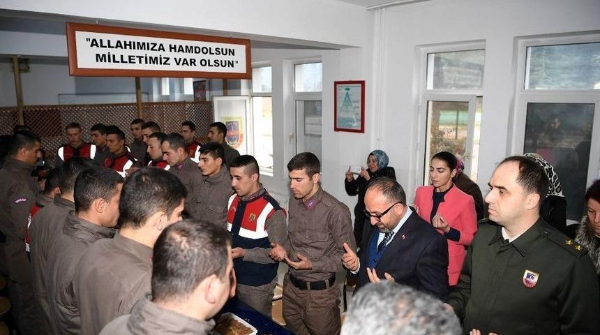 Kartepeli Asker Annelerinden Mehmet&ccedil;iğe Yemek