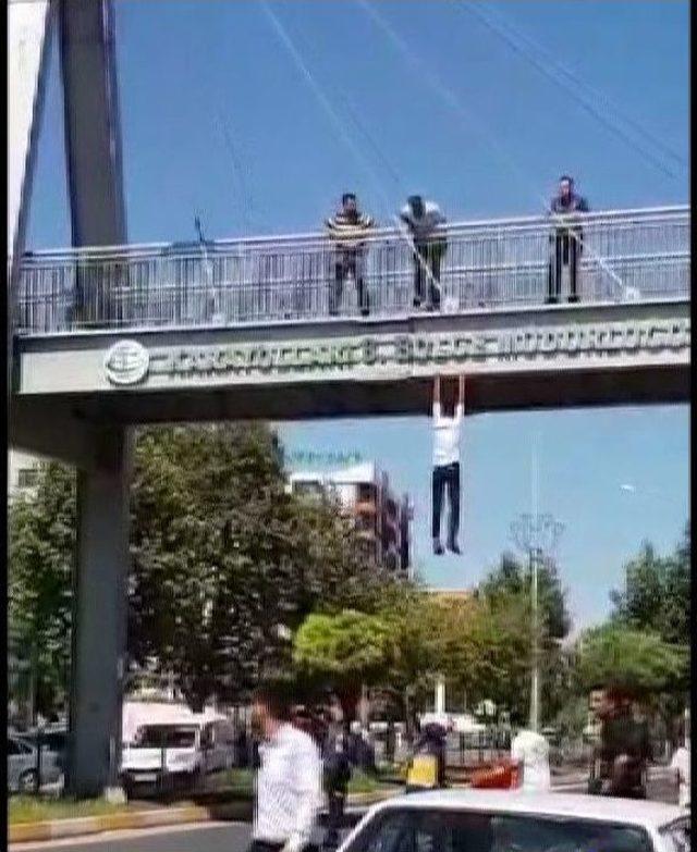 &Uuml;st Ge&ccedil;itten Atlayan Genci Sağlık Ekipleri Hasta Taşıma Brandasıyla Havada Tuttu 3