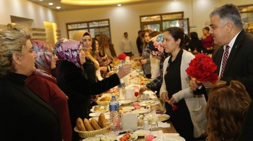 Başkan &Ouml;zg&uuml;ven, Kadın Personelle Bir Araya Geldi