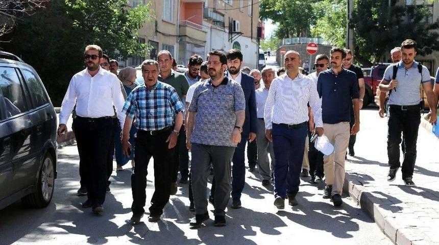 Başkan Mahallemizde &Ccedil;alışmalarını S&uuml;rd&uuml;r&uuml;yor