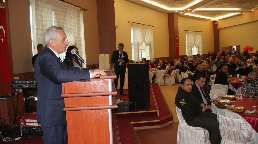 İncesu Belediyesi, 8 Mart Kadınlar G&uuml;n&uuml;n&uuml; Karanfil Dağıtarak Kutladı