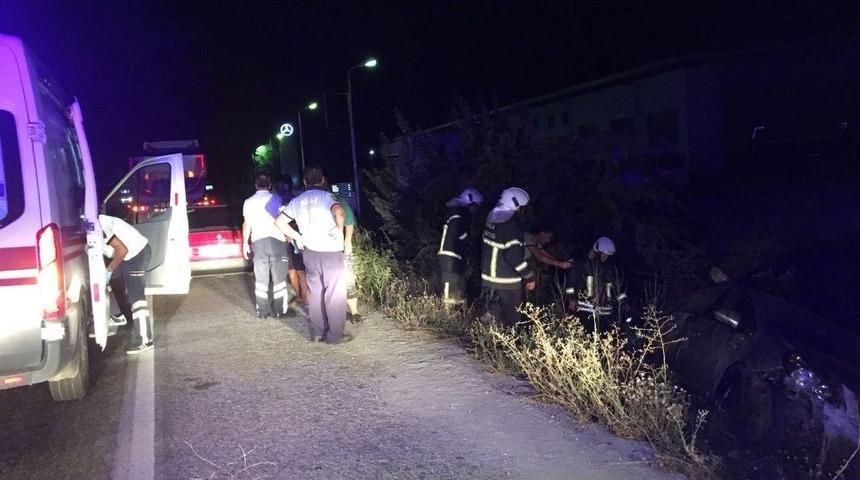 Otomobil Şarampole Devrildi: 4 Yaralı