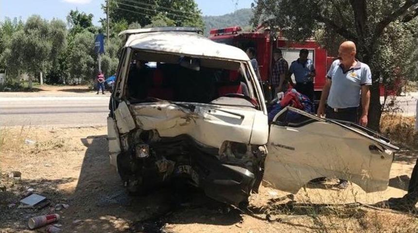 Milas&rsquo;ta Ağaca &Ccedil;arpan Ara&ccedil; Takla Attı; 1&rsquo;i Ağır, 2 Yaralı