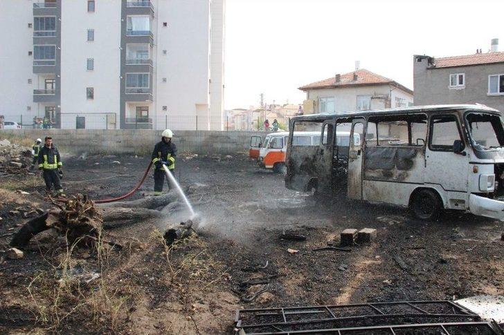 Karaman’da Minibüslerin Konduğu Boş Arsada Yangın Çıktı G3