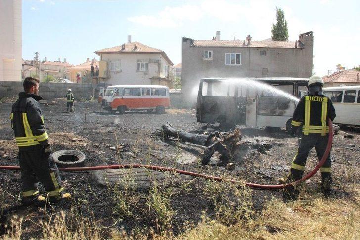 Karaman’da Minibüslerin Konduğu Boş Arsada Yangın Çıktı G4