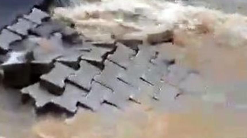 Çengelköy’de Yağış Nedeniyle Yol Çöktü, Kaldırım Taşları Söküldü