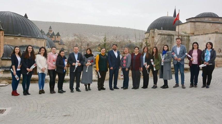 Başkan Kalın&rsquo;dan Kadın Personele Karanfil