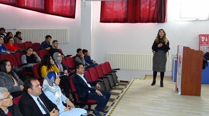 &Uuml;niversite &Ouml;ğrencilerine &rsquo;kadın, Aile Ve Toplum&rsquo; Konulu Semineri
