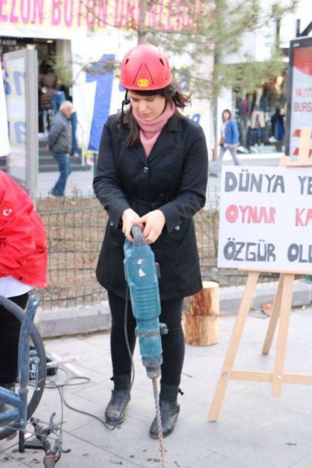 Erkekler Kadınların İşini, Kadınlar Da Erkeklerin İşini Yaptı