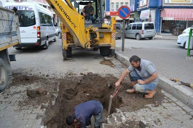 Şuhut Çarşı Merkezinde İçme Suyu Arıza Çalışması