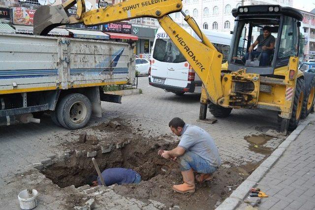 Şuhut Çarşı Merkezinde İçme Suyu Arıza Çalışması