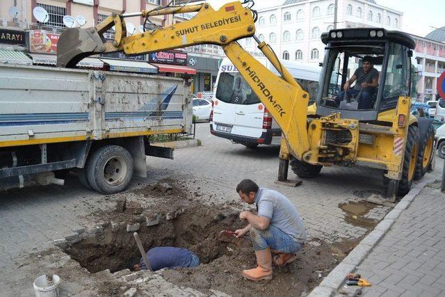 Şuhut Çarşı Merkezinde İçme Suyu Arıza Çalışması