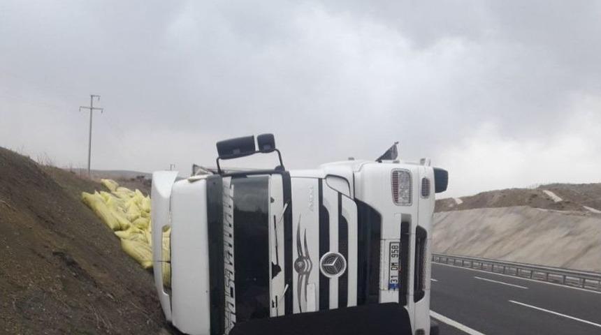 Niğde&rsquo;deki Kazada G&uuml;bre Y&uuml;kl&uuml; Tır Devrildi