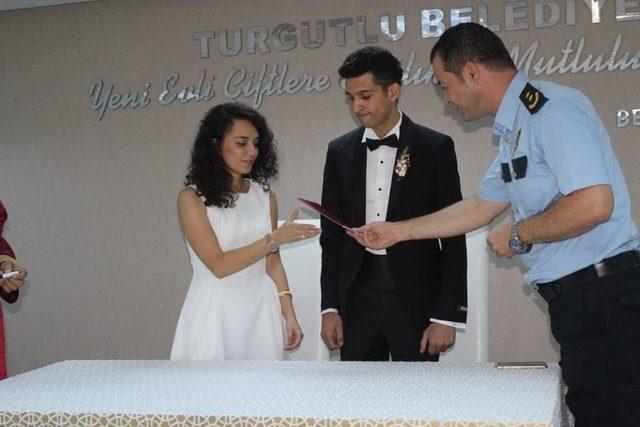 Polis Memuruna Nikah Masasında Kelepçe