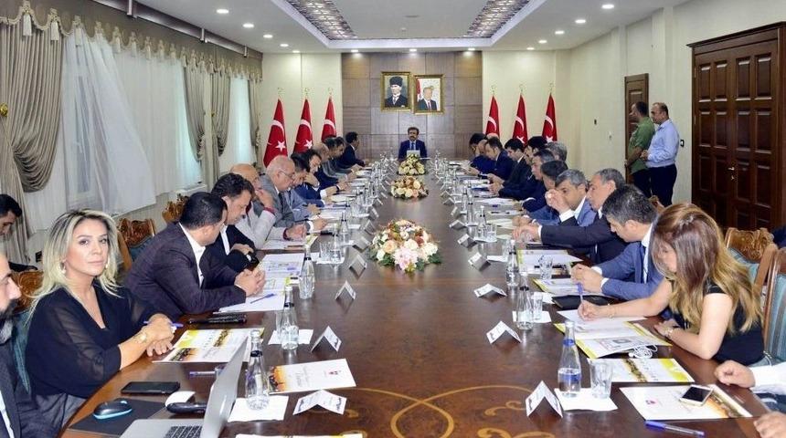 Vali G&uuml;zeloğlu, Diyarbakır Tanıtım G&uuml;nleri Konulu Toplantıya Başkanlık Etti