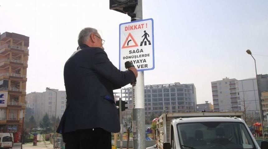 Siirt&rsquo;te Sinyalizasyonlara Uyarı Levhaları Takıldı