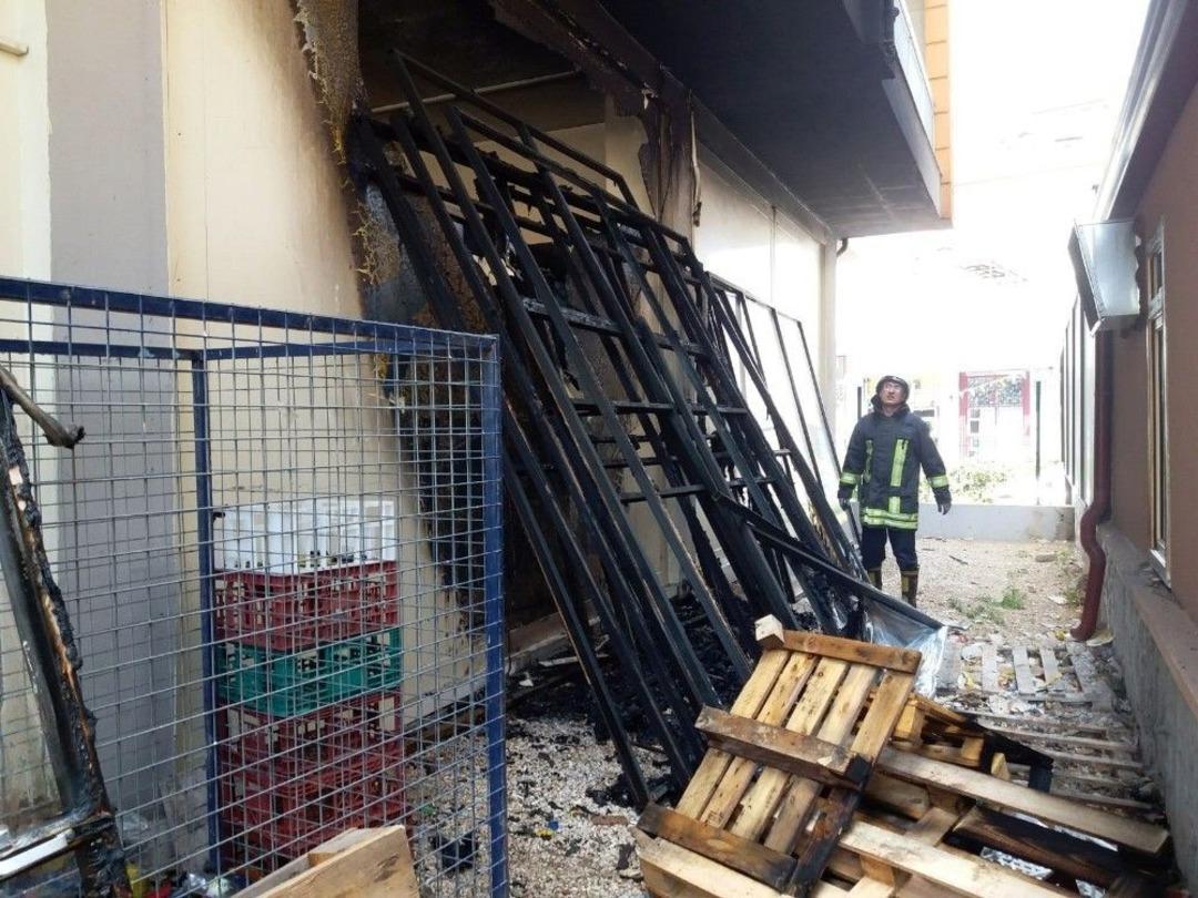 Palet Ve Naylonlardan &Ccedil;ıkan Yangın Markete Sı&ccedil;radı