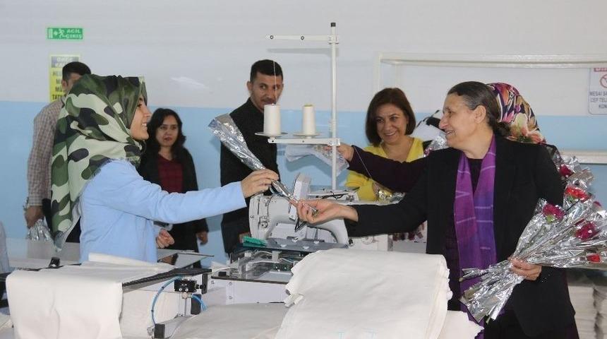 Başkan Akat&rsquo;tan Tekstil Fabrikasında &Ccedil;alışan Kadınlara Ziyaret