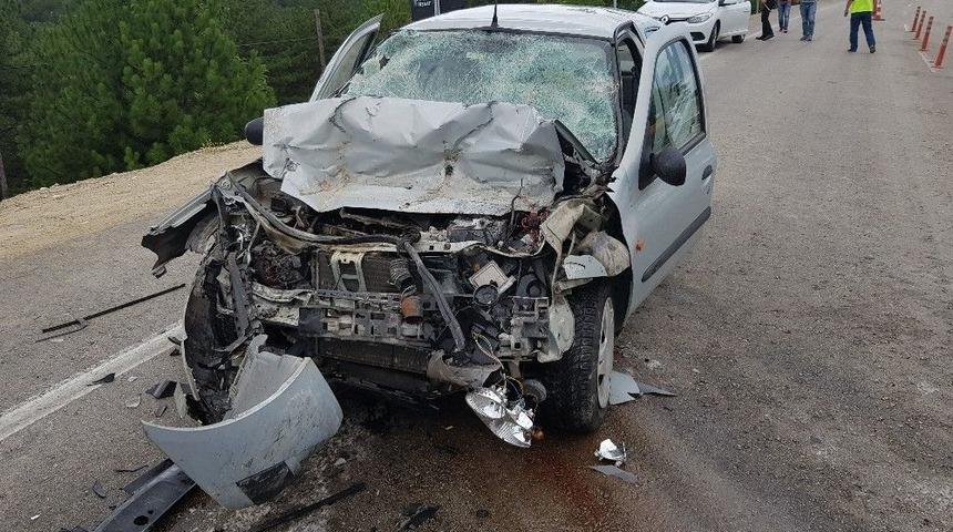 Otomobil Kamyona &Ccedil;arptı: 2 Yaralı