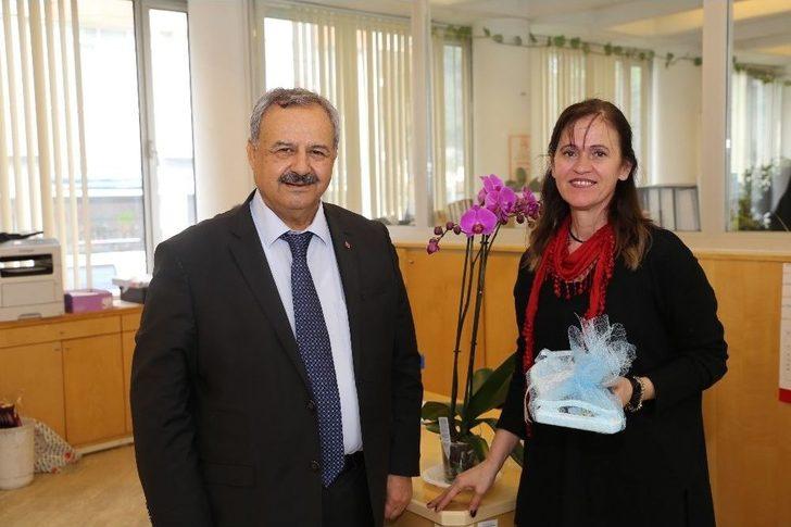 Başkan Uysal’dan 8 Mart’a Özel Tepsi Hediyesi G5