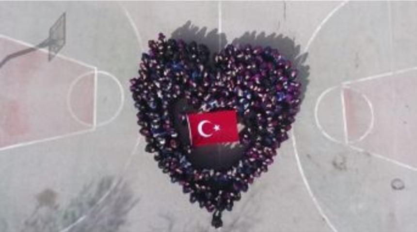 &Ouml;ğrenciler D&uuml;nya Kadınlar G&uuml;n&uuml; İ&ccedil;in Kalp Fig&uuml;r&uuml; Oluşturdular