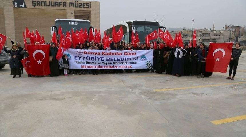 Şanlıurfalı Kadınlar Mehmet&ccedil;iğe Destek İ&ccedil;in Sınıra Gitti