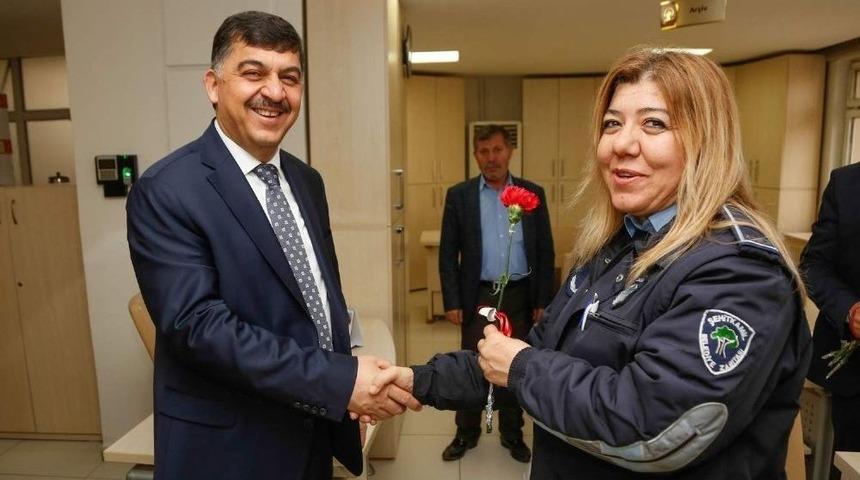 Fadıloğlu&rsquo;ndan Bayan Personele Karanfil