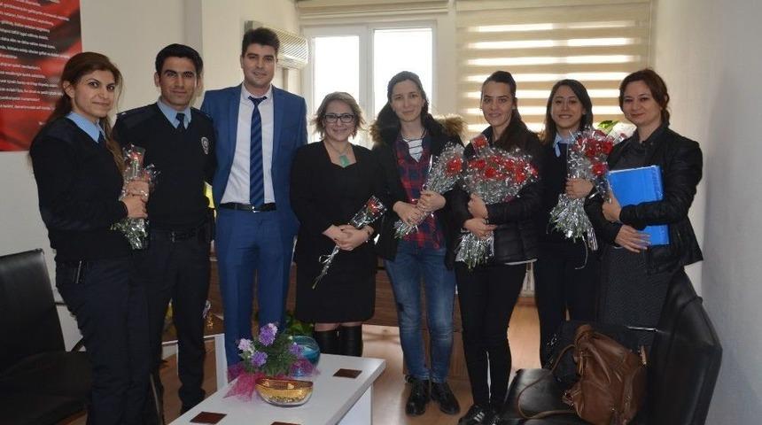 Aliağa Polisinden Kadınlara &Ccedil;i&ccedil;ek