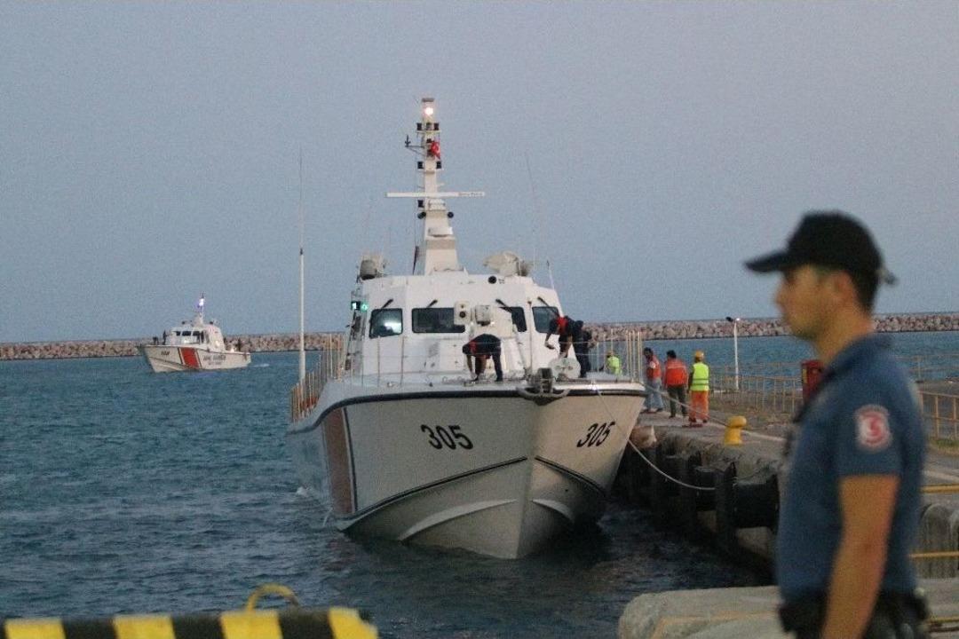 Kurtarılan M&uuml;lteciler Seka Limanı&rsquo;na Getirildi