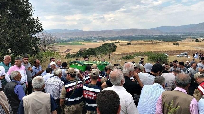 Piknikten D&ouml;nerken Kazada Hayatını Kaybedenler Defnedildi